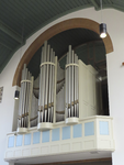 901769 Gezicht op de orgelgalerij met het in 1952 door de firma J. de Koff uit Utrecht gemaakte kerkorgel in de ...